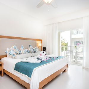 Quarto de casal superior com vista para a piscina delux